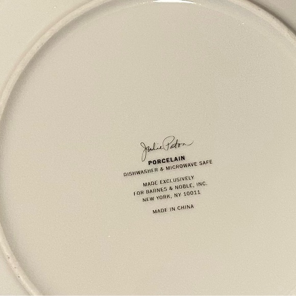 NWT Julie Paton exclusive for Barnes & Noble New York
Floral Porcelain Plate Set - Picture 3 of 4